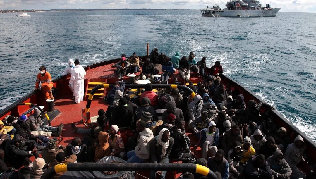 Mediterrâneo devolve corpos de migrantes vítimas de naufrágios