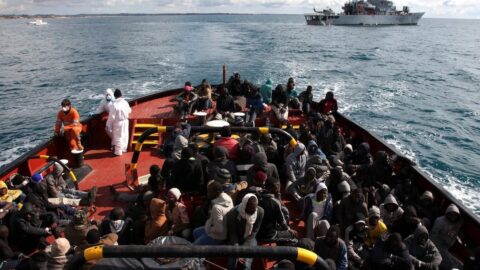 Mediterrâneo: políticas erradas da UE provocam recorde de mortes de imigrantes Barco com refugiados no Mediterrâneo. Foto © ACNUR