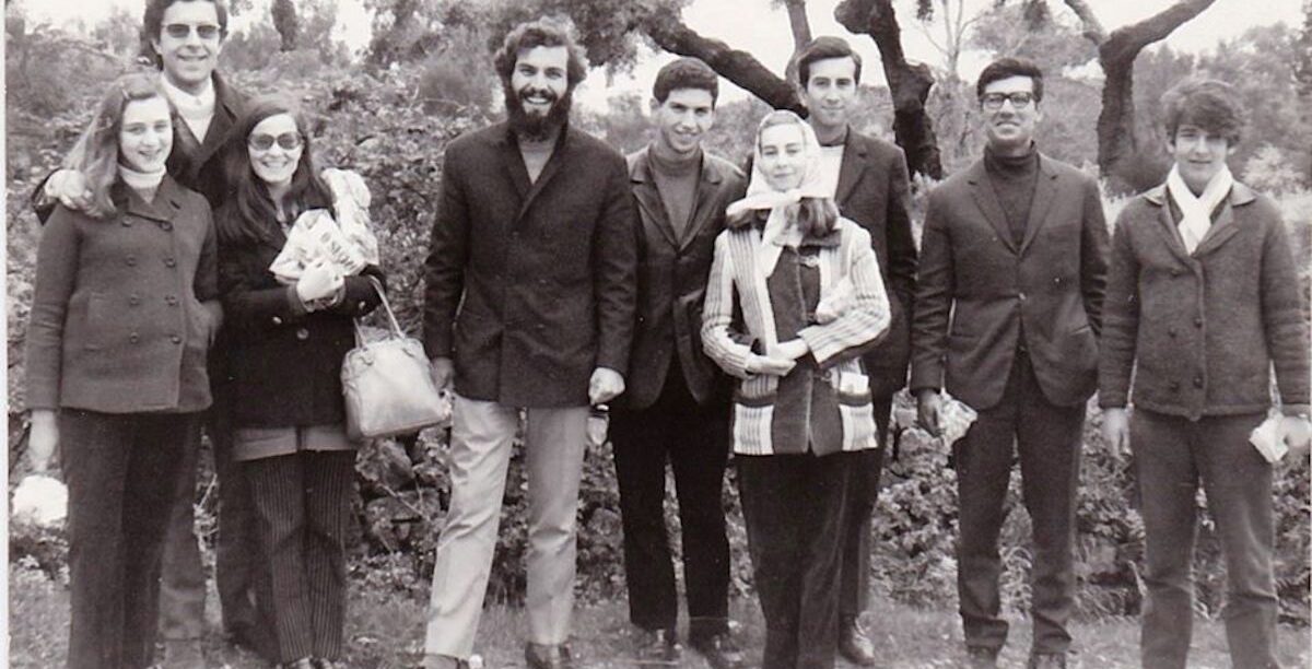 1-27 Março 1970 Foto de 1970 do grupo que acompanhou os dois desertores até à fronteira (da esq. para a dir.): Helena Teotónio Pereira, José Alberto Franco, Arminda Neves, Raul Pinheiro Henriques, José Carlos Pinheiro Henriques, Luísa Teotónio Pereira, Joel Pinto, Fernando Venâncio e Miguel Teotónio Pereira. Foto: Direitos reservados.