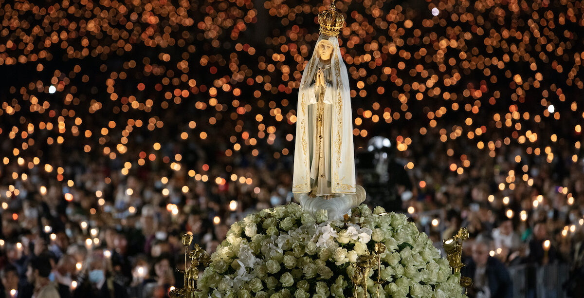 A icónica procissão das velas, esta quinta-feira, dia 12, no regresso das multidões ao Santuário de Fátima. Foto © Santuário de Fátima.