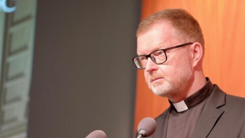 “Igreja deve pedir perdão pelos seus pecados e crimes” O padre jesuíta Hans Zollner, responsável da Protecção de Crianças no Vaticano, no colóquio organizado pela Comissão Independente para o Estudo dos Abusos Sexuais Contra as Crianças na Igreja Católica Portuguesa, na Fundação Calouste Gulbenkian em Lisboa, 10 de Maio 2022. Foto © Ecclesia/HM