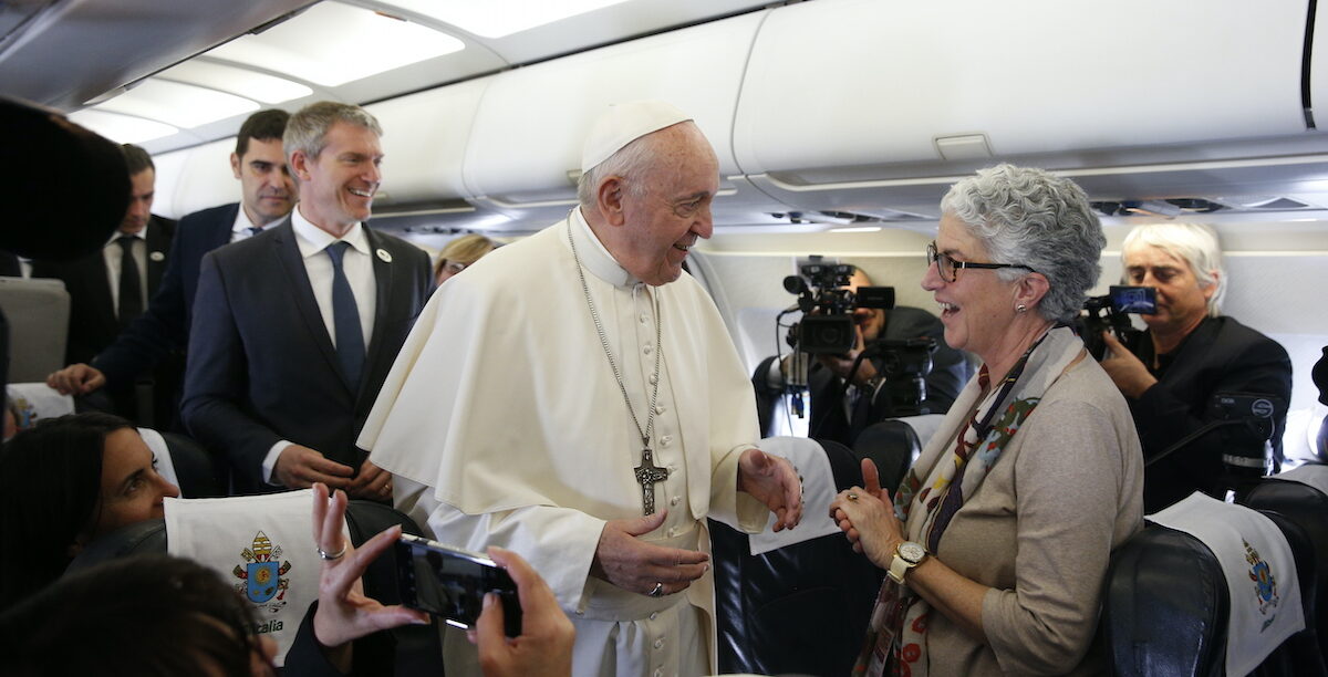 A jornalista Aura Miguel à conversa com o Papa, no voo para a Bulgária, em 2019. Foto cedida pela autora. A jornalista Aura Miguel à conversa com o Papa, no voo para a Bulgária, em 2019. Foto cedida pela autora.