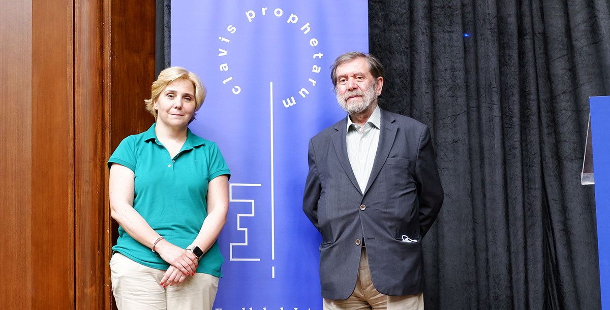 Ana Valdez e Arnaldo Espírito Santo, no sábado, na preparação da sessão de apresentação do manuscrito: “Um friozinho na barriga um espanto.” Foto © António Marujo