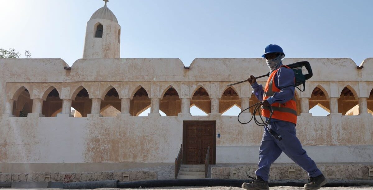 Trabalhadores migrantes foram alvo de violações de direitos humanos durante os preparativos do Mundial do Qatar. Foto © KARIM SAHIB/AFP via Getty Images.