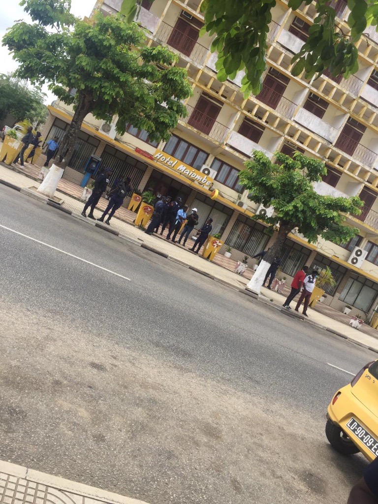 Polícia bloqueou a entrada no Hotel Maiombe, em Cabinda. Foto: Direitos reservados.