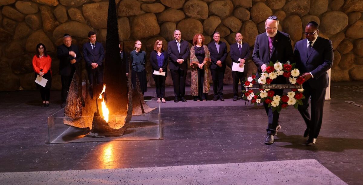 O bispo Thomas Schirrmacher e o reverendo Goodwill Shana depositam uma coroa de flores no Memorial do Holocausto Yad Vashem. Foto © Yoni Reif/AEM. O bispo Thomas Schirrmacher e o reverendo Goodwill Shana depositam uma coroa de flores no Memorial do Holocausto Yad Vashem. Foto © Yoni Reif/AEM.
