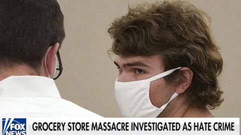 Violência com armas de fogo nos EUA tornou-se endémica Captura de imagem de reportagem da Fox News sobre o massacre no supermercado em Buffalo (EUA). O ataque está a ser investigado como “crime de ódio”: o jovem branco de 18 anos matou dez pessoas e feriu três — 11 das vítimas eram negras.