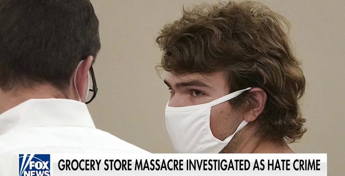 Massacre Buffalo Captura de imagem de reportagem da Fox News sobre o massacre no supermercado em Buffalo (EUA). O ataque está a ser investigado como “crime de ódio”: o jovem branco de 18 anos matou dez pessoas e feriu três — 11 das vítimas eram negras.