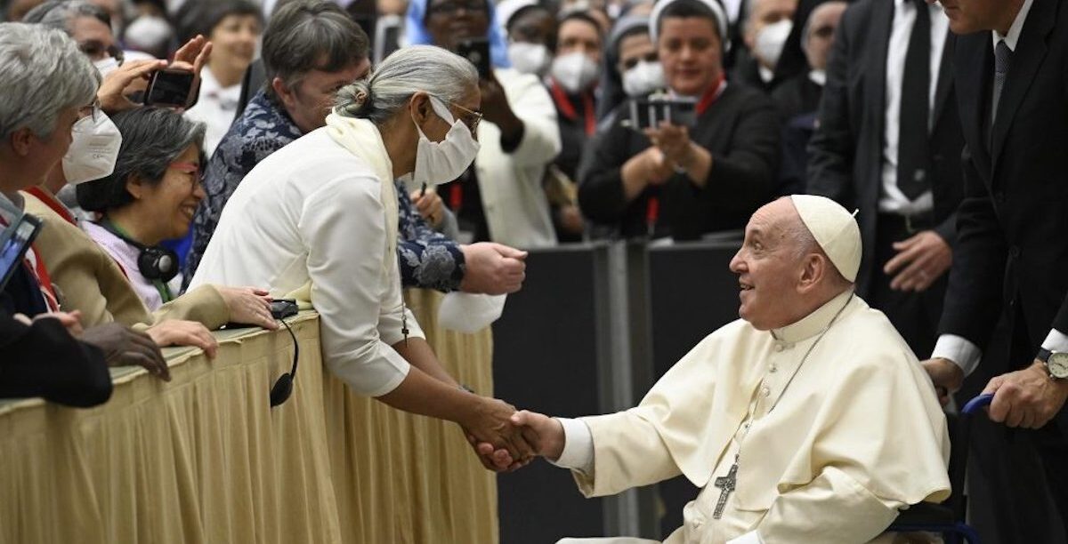 Papa de cadeira de rodas em encontro com religiosas O Papa de cadeira de rodas saúda uma religiosa num encontro com congregações. Foto © Vatican Media.