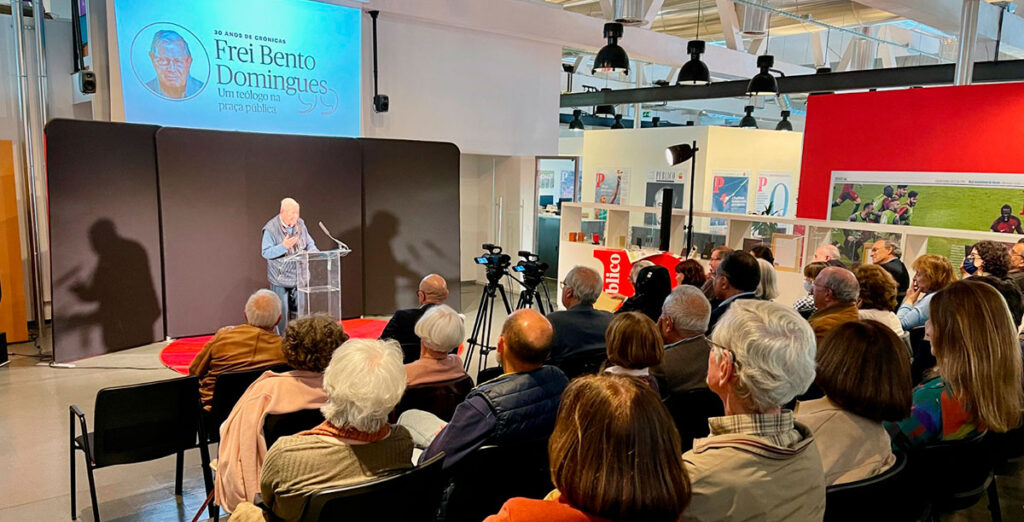 Frei Bento Domingues discursa na cerimónia de homenagem aos 30 anos de crónicas no jornal Público. Foto © Agência Ecclesia/HM