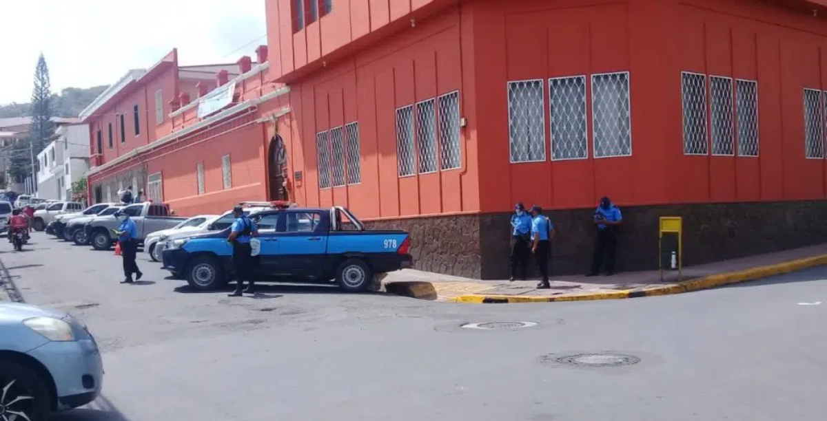 cerco policial igreja nicaragua foto direitos reservados retirada de confidencial.com cerco policial igreja nicaragua foto direitos reservados retirada de confidencial.com