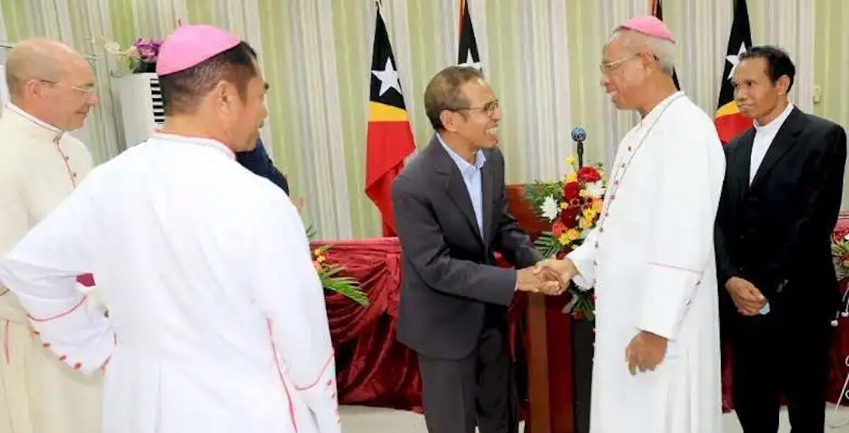 O primeiro-ministro de Timor-Leste, Taur Matan Ruak, com os bispos do pais, na assinatura de um protocolo de cooperação entre Governo e Igreja Católica, que atribui 15 milhões de dólares à Igreja para obras educativas e sociais, entre outras. 17 de Maio 2022. Foto reproduzida do Facebook.