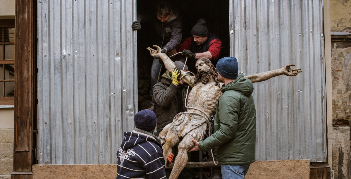 ucrania lviv andre alves Igreja Cristã Ortodoxa Arménia em Lviv, com estátua de cristo do século XV. A estátua, uma das mais antigas, foi retirada para ser guardada. Técnicos polacos que vieram ajudar a retira-la. A igreja é do século XVII que fazia parte do bairro arménio de Lviv. 4 de Março de 2022