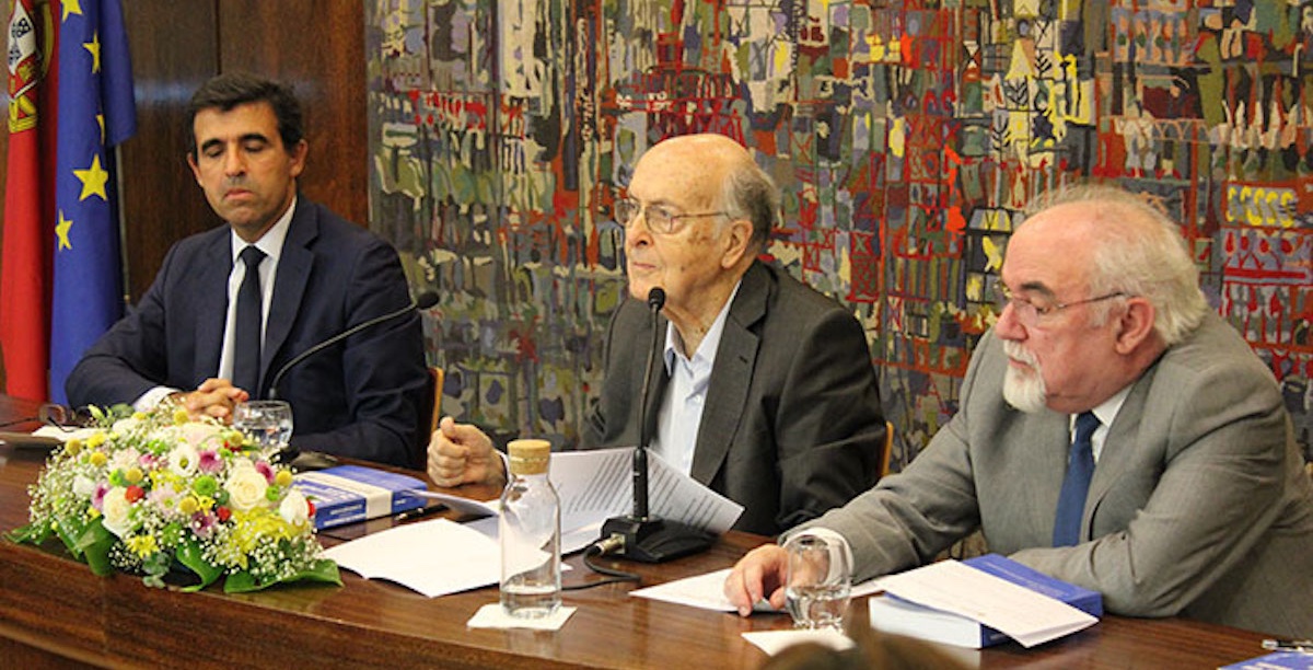 João Pereira de Moura (ao centro) numa sessão pública: “Um cristão empenhado e um divulgador da doutrina social da Igreja.” Foto: Direitos reservados.