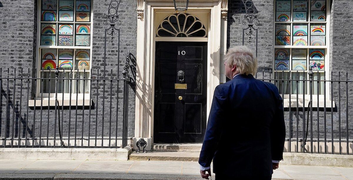Boris Johnson tem enfrentado muitas críticas com decisão do Governo em deportar migrantes e refugiados. Foto © 10 Downing Street, OGL 3 , via Wikimedia Commons.