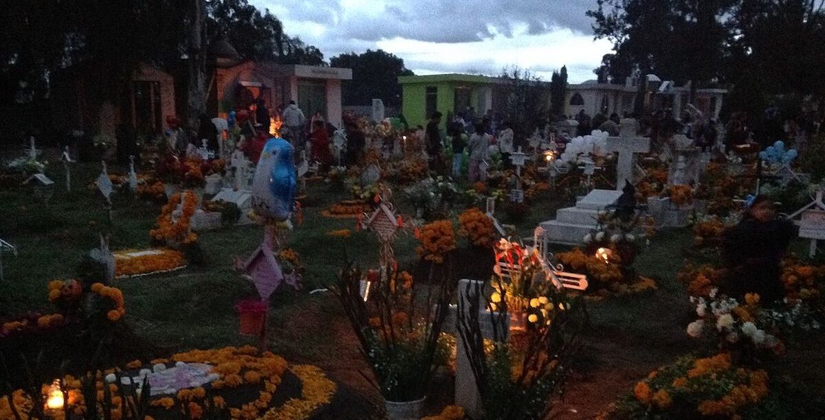 Dia de los Muertos na localidade mexicana de San Antonio Tecomitl, na região de Milpa Alta. Foto © Luis Alberto Blancas Aguirre, CC BY-SA 3.0, via Wikimedia Commons