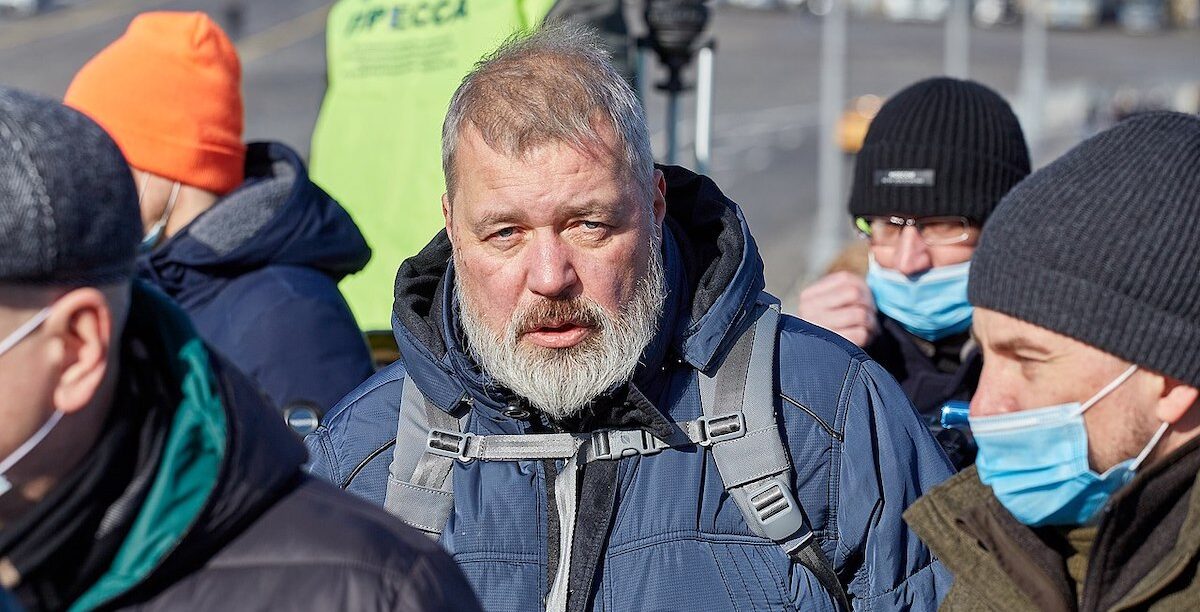 Dmitry_Muratov_-_Nemtsov_Bridge_2021 Dmitri Mouratov fotogrado numa cerimónia evocativa do aniversário do assassinato do opositor russo Boris Nemtsov. A cerimónia teve lugar na ponte Nemtsov, em Moscovo, em 27 de fevereiro de 2021. Foto © Michał Siergiejevicz, CC BY 2.0 , via Wikimedia Commons.