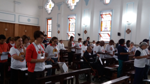 Foto de leigos camilianos, numa celebração, retirada do site oficial dos Camilianos do Brasil.