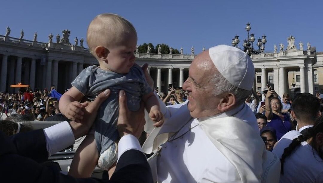 O Papa não quer as mães a passar a ferro as camisas dos filhos