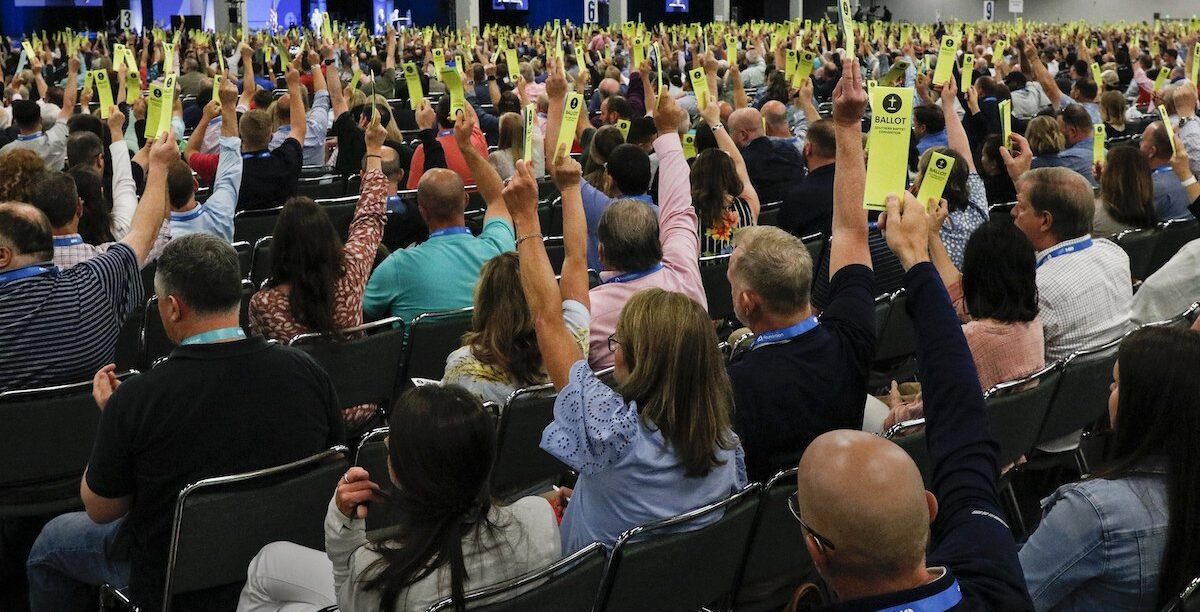 SBC Meeting-2022 Baptist Press Participantes na reunião anual da Convenção Batista do Sul, em Anaheim, Califórnia, a 14 de junho de 2022. Foto © Baptist Press/Camille Grochowski
