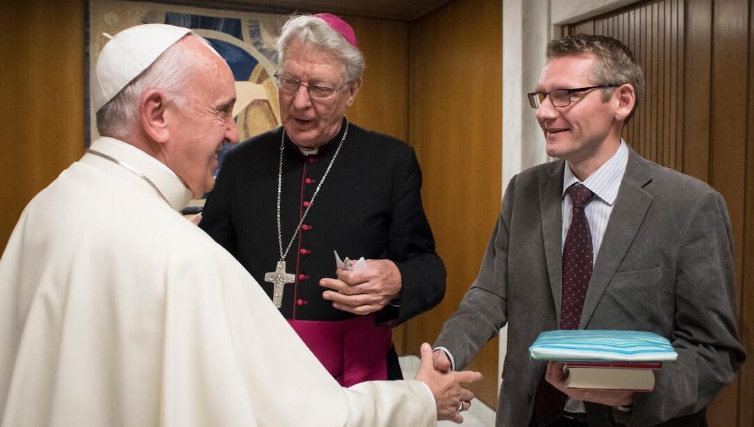 Bispo belga rejeita barrete cardinalício