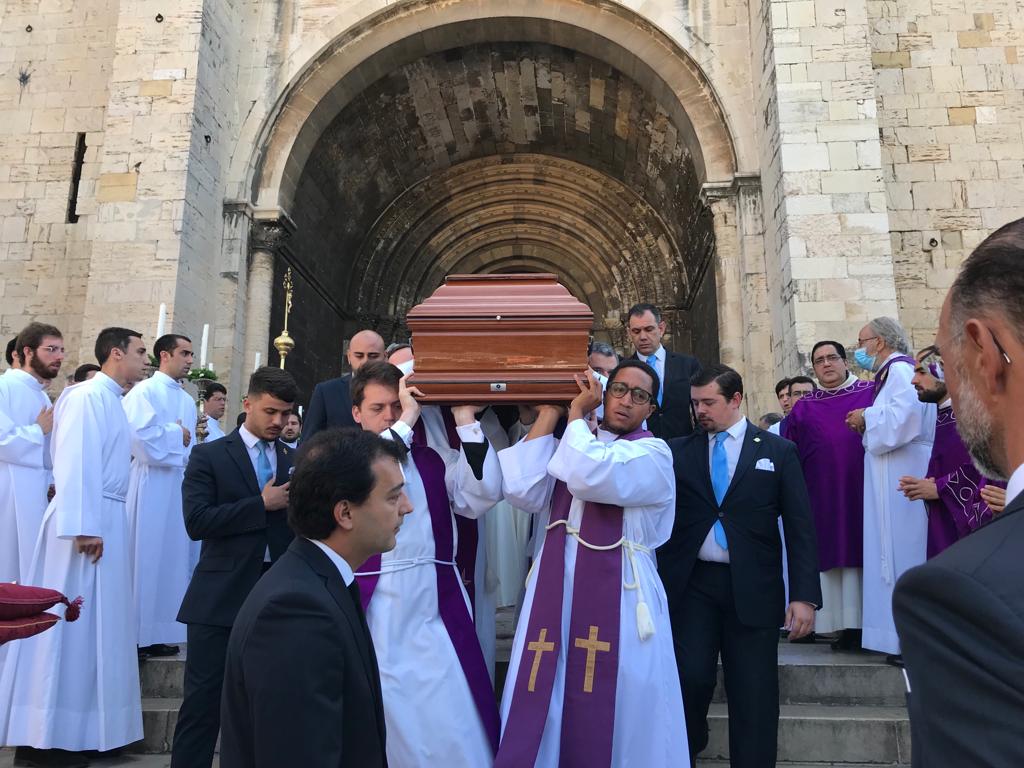 Sacerdotes carregam a urna com o corpo do Pe. João Seabra. Foto © Ângela Roque/RR