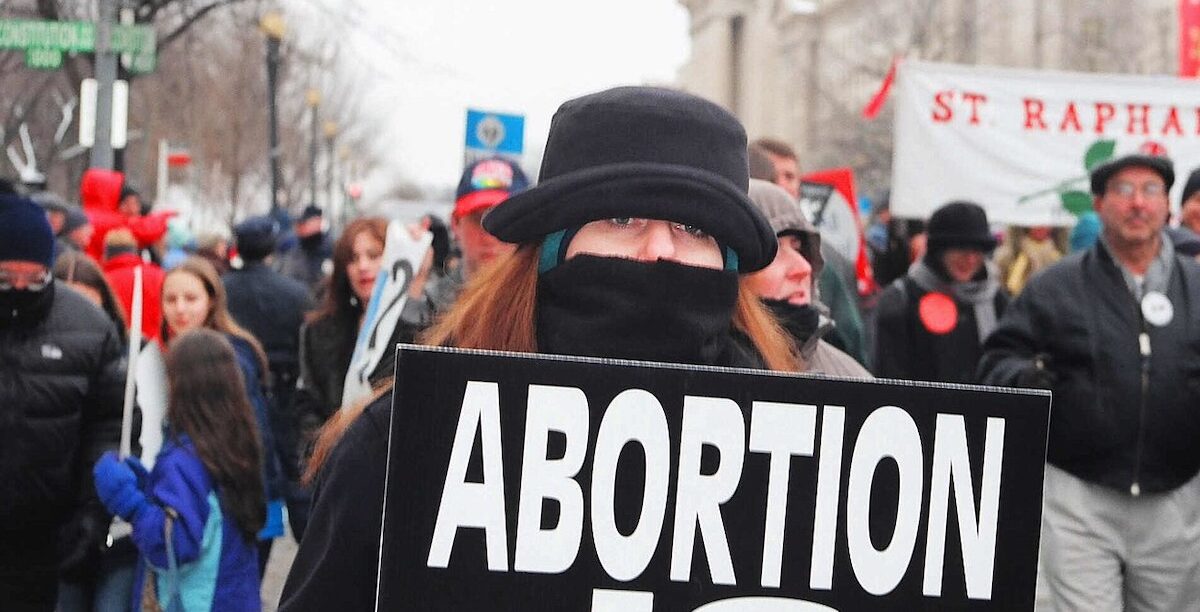 Marcha pela Vida, em 24 de Janeiro de 2005, em Washington: os designados grupos pró-vida ficaram contentes com a decisão do Supremo. Foto © Elvert Barnes Protest Photography/Wikimedia Commons, via https://commons.wikimedia.org/wiki/File:Abortion.MFL32.WDC.24January2005_(89084976).jpg