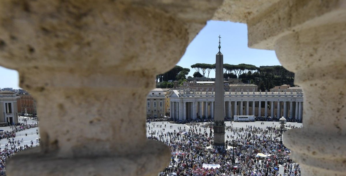 Praça de S. Pedro, multidão Ângelus. Foto © Vatican Media