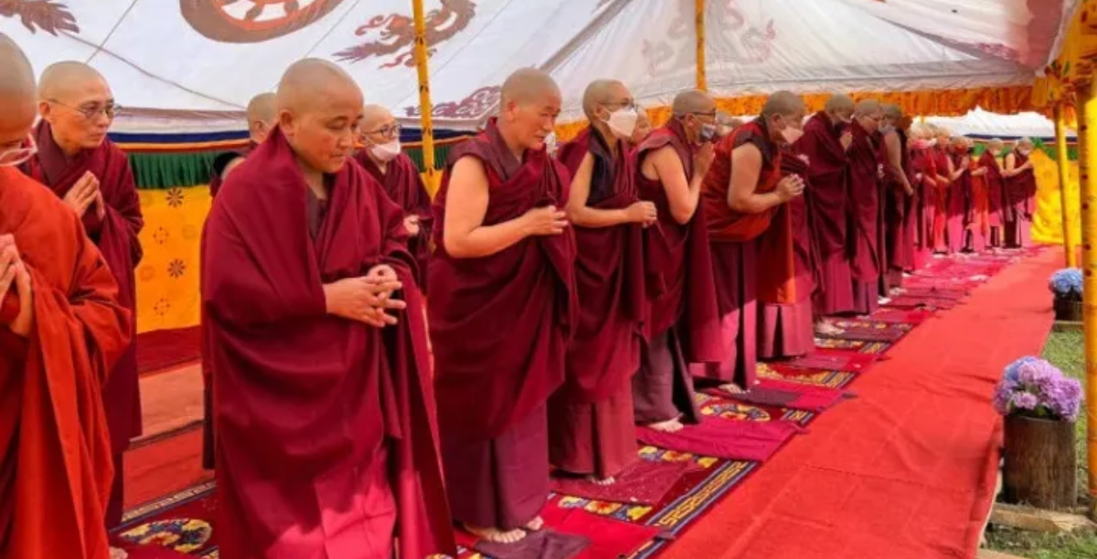 ordenação monjas budistas foto FacebookZhung Dratshang གཞུང་གྲྭ་ཚང་། Central Monastic Body of Bhutan (1200 × 612 px) ordenação monjas budistas foto FacebookZhung Dratshang གཞུང་གྲྭ་ཚང་། Central Monastic Body of Bhutan