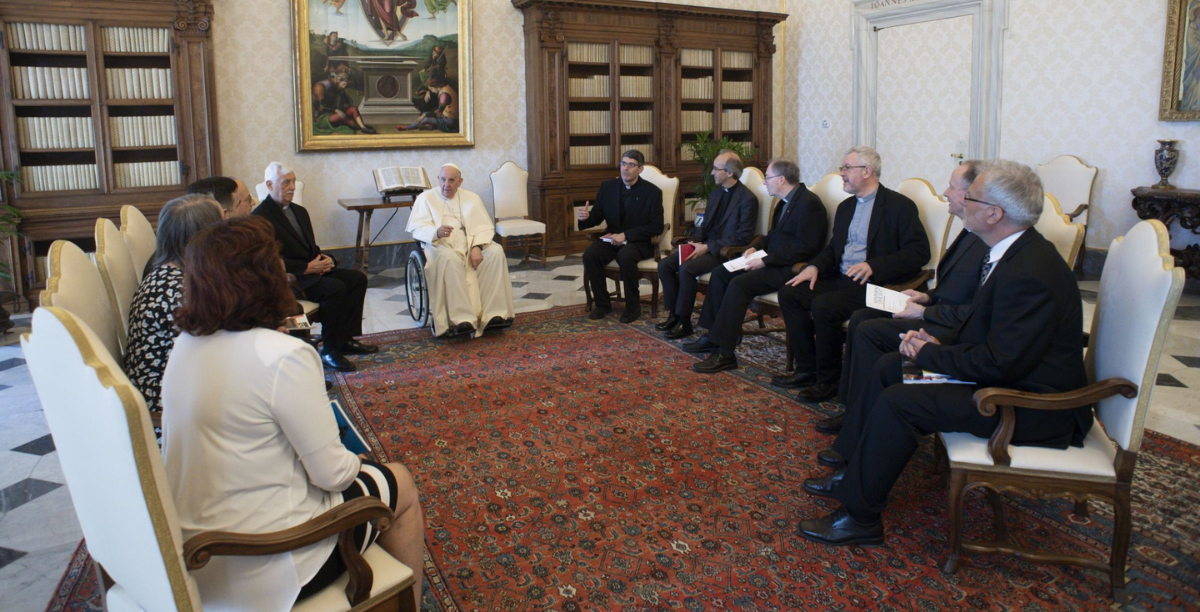 papa em encontro com diretores de revistas jesuitas foto broteria (1200 × 612 px)