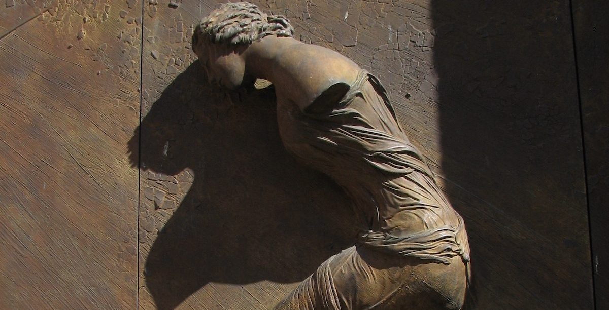 Detalhe numa das portas de bronze (2016), na entrada principal da Basilica Santa Maria degli Angeli e dei Martiri, Roma: [tema il mistero dell’Annunciazione dell’Angelo a Maria Vergine: un Angelo dall’alto (anta sinistra) e Maria in ascolto (anta destra)], do artista Igor Mitoraj Fotografia © Joaquim Félix