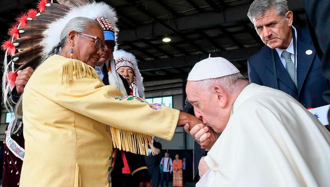 Indígenas acolhem Papa com cânticos tradicionais