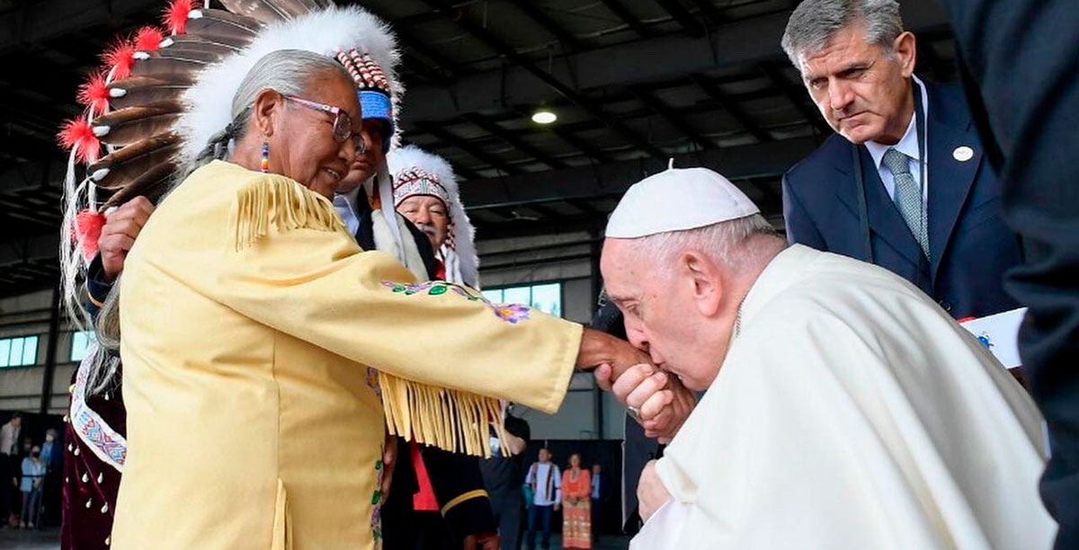 Papa, indígenas O Papa beija a mão de uma indígena à chegada ao Canadá para um jornada "penitencial". Foto © Vatican Media