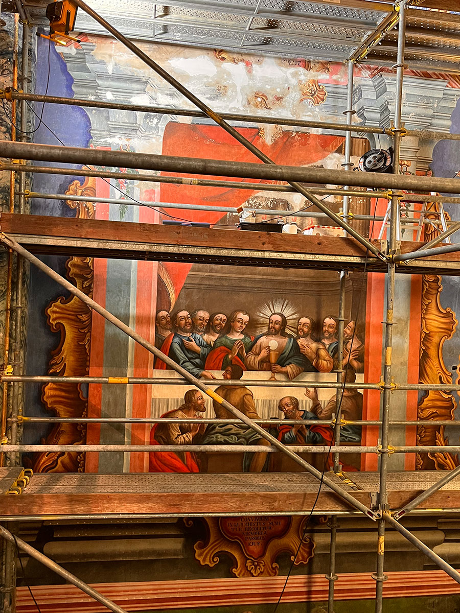 Pinturas estavam muito danificadas devido a anos de infiltrações. Foto © DRCN