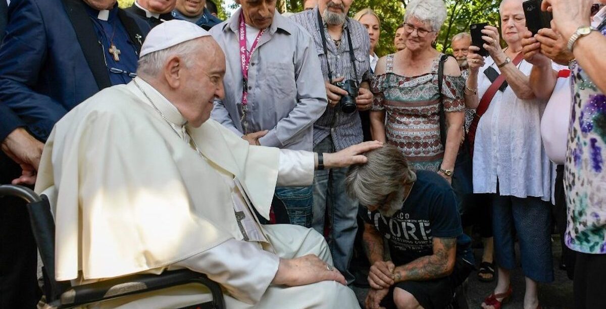 O Papa no Centro da Fraternité St Alphonse, no Quebeque, que acolhe 50 pessoas, entre as quais idosos, pessoas com dependências e doentes de VIH/sida. Foto © Vatican Media.