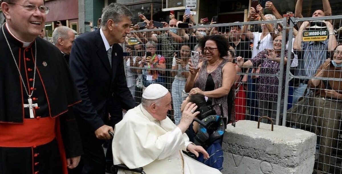 De cadeira de rodas, Francisco não descarta uma eventual renúncia ao cargo. Mas não para já, avisa. Foto © Vatican Media.