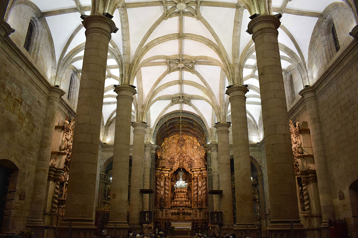 Interior da Igreja matriz da Torre de Moncorvo, agora Basílica Menor. Foto © Bruno Rodrigues/Diocese de Bragança