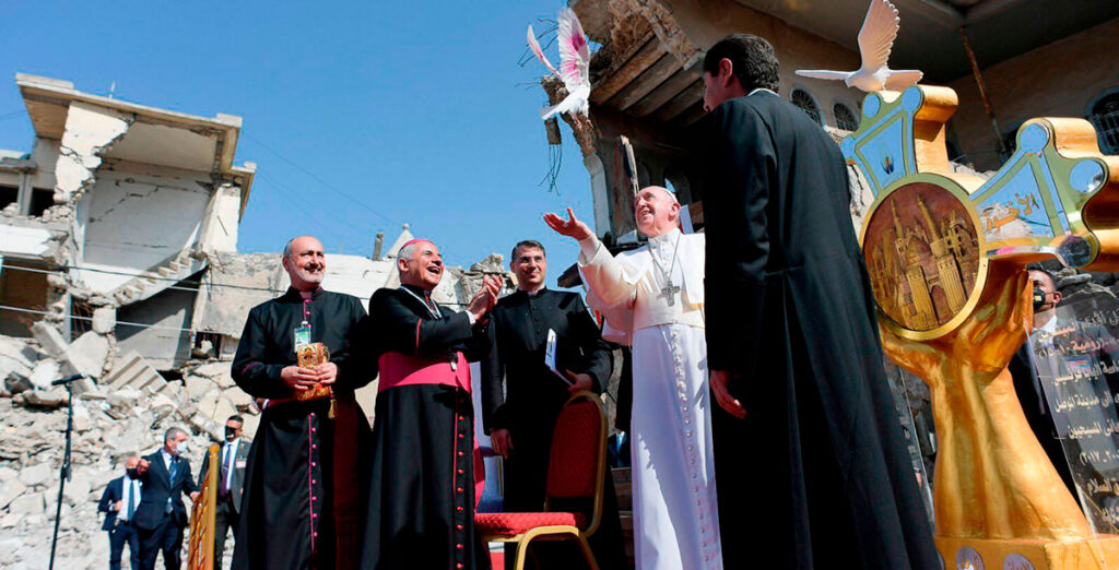 Papa Francisco lança uma pomba pela Paz no Iraque, em Mossul. Foto © Vatican Media