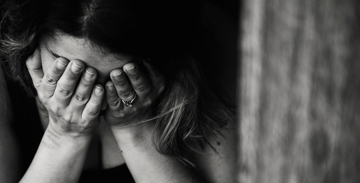 mulher sozinha a chorar foto pexels
