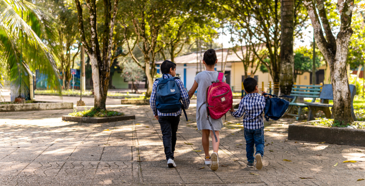 tres irmaos a caminho da escola, familia numeroda foto oscar jimenez
