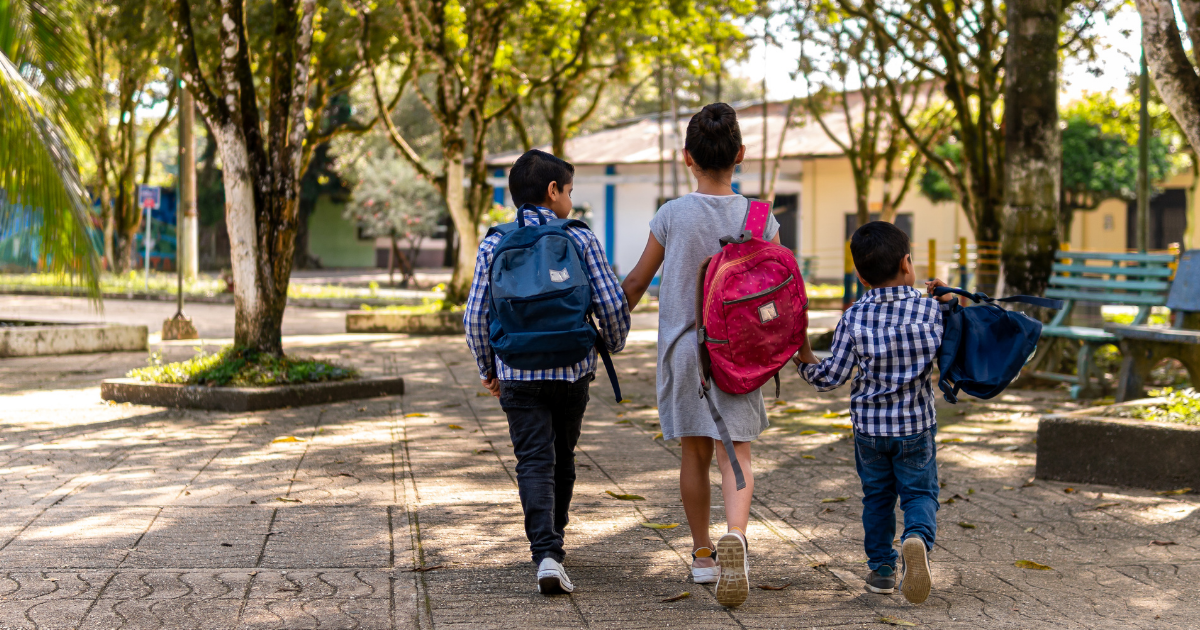 tres irmaos a caminho da escola, familia numeroda foto oscar jimenez tres irmaos a caminho da escola, familia numeroda foto oscar jimenez
