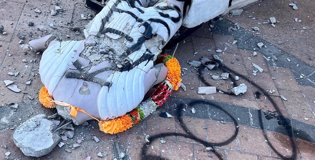 Gandhi 1 NY COPCP2020 A estátua destruída na entrada exterior do templo hindu de Shri Tulsi Mandir, em Queens, Nova Iorque (EUA). Foto do Twitter do COPCP2020.