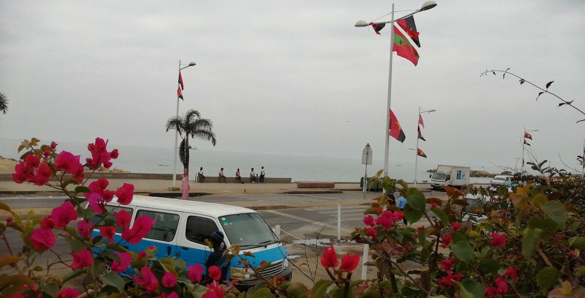 A Ilha de Luanda com bandeiras do MPLA e da UNITA nos mesmos postes. Foto © Tony Neves.
