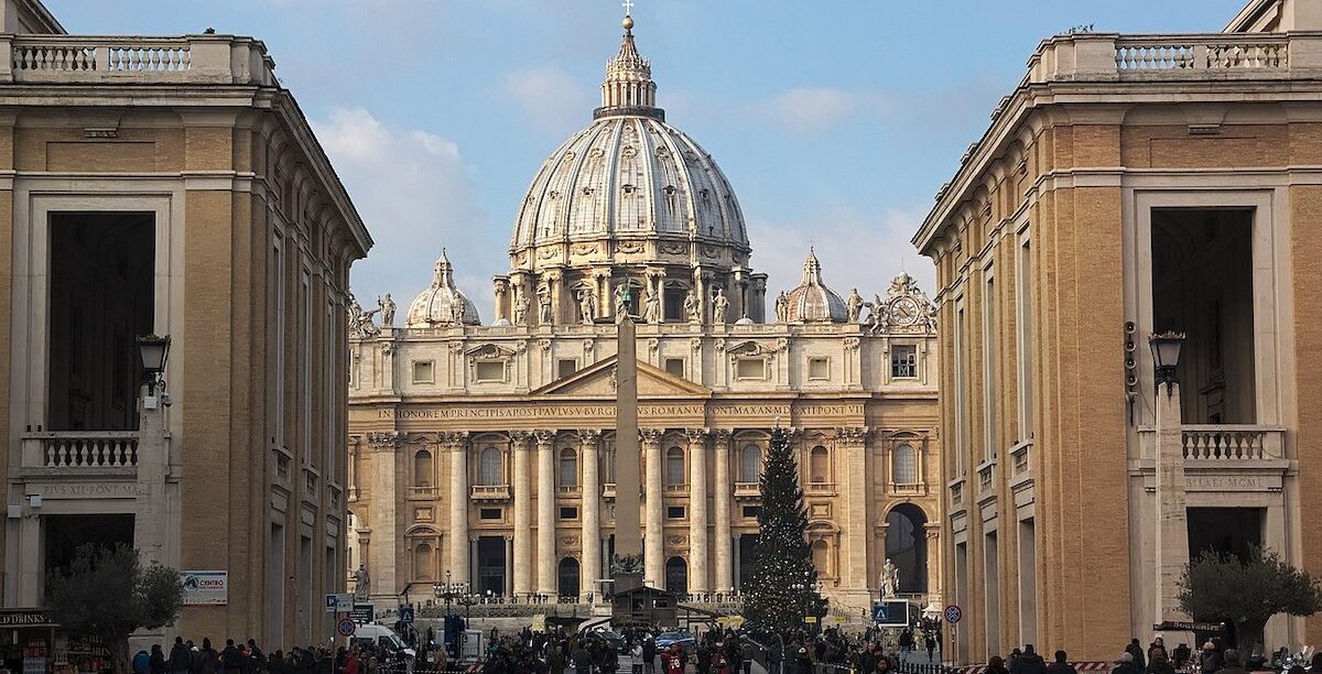 Roma_-_Vaticano_-_002_-_Basilica_de_San_Pedro A Roma chegaram já pelo menos 100 sínteses da primeira fase da consulta sinodal das previstas 114 conferências episcopais católicas. Na imagem, a Basílica de São Pedro, na Cidade do Vaticano. Foto © Xosema, CC BY-SA 4.0 , via Wikimedia Commons.