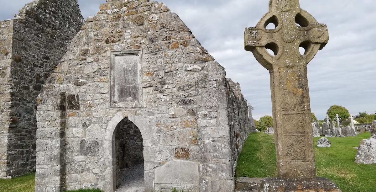 Ruínas do Mosteiro de Clonmacnoise (Irlanda), fundado em 544 por São Ciarán. Foto © António Marujo.