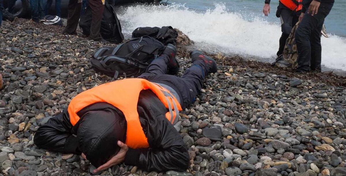 Imagem de arquivo de voluntários a ajudarem refugiados que atingiram a ilha de Lesbos, na região do Egeu do Norte, na Grécia. Foto © UNICEF/Ashley Gilbertson.