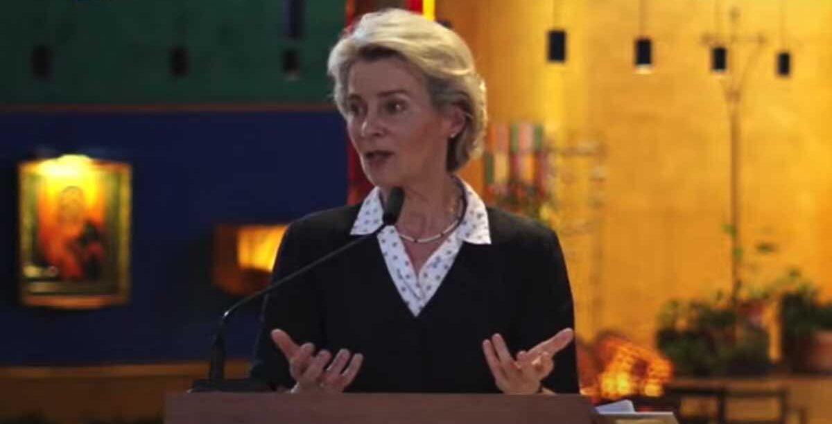Van der Leyen em Taizé 27082022 Von der Leyen não foi apenas debitar mais um discurso. Refugiou-se em Taizé durante 48 horas, para conhecer a comunidade ecuménica, falar com os jovens e participar nas atividades que pautam o ritmo das pessoas. Imagem captada da transmissão do YouTube.