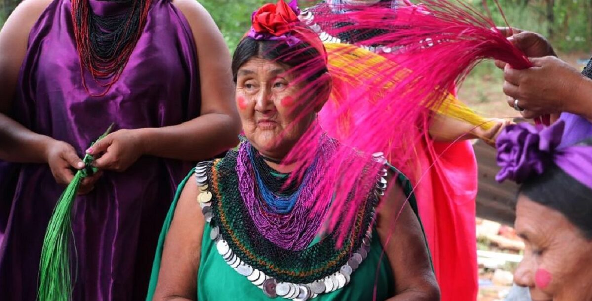 Mulheres indígenas Guarani, da comunidade de Tentaguasu, na Bolívia, tecendo folhas de palmeira, em dezembro de 2021. Foto © WFP Bolivia/Ananí Chavez