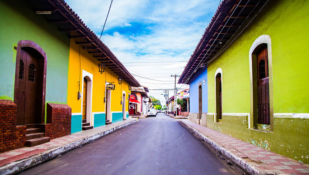 Nicarágua: bispo sitiado, padres presos, freiras expulsas