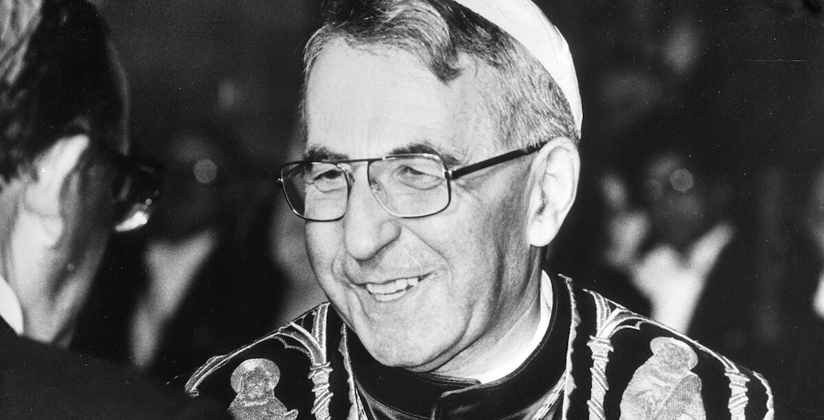 Paus_Johannes_Paulus_I_(Bestanddeelnr_929-9074) Papa João Paulo I, fotografado a 19 de setembro de 1978, a nove dias da sua morte, que ainda hoje alimenta especulações. Ficou conhecido como Papa . Foto © Anefo, CC0, via Wikimedia Commons.